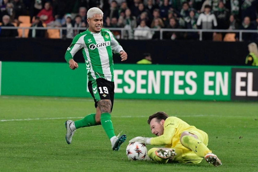 Real Betis thắng chật vật trên sân nhà