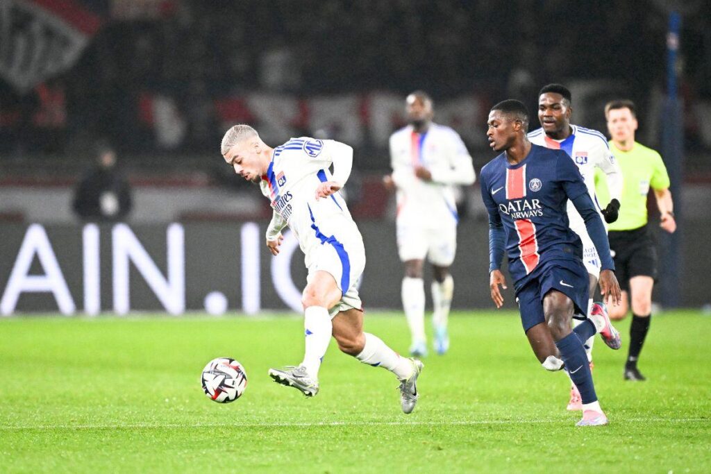 PSG và Vai Trò Tài Trợ Ngầm cho Lyon trong Cuộc Đua Ligue 1